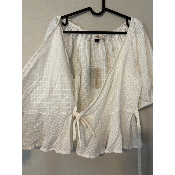 Universal Thread | Textured Tie-Front Peplum Top w/ Puff Sleeves (White) - Picture 8 of 9